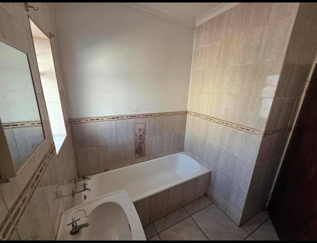 6 BEDROOM HOUSE FOR SALE IN RHODESFIELD